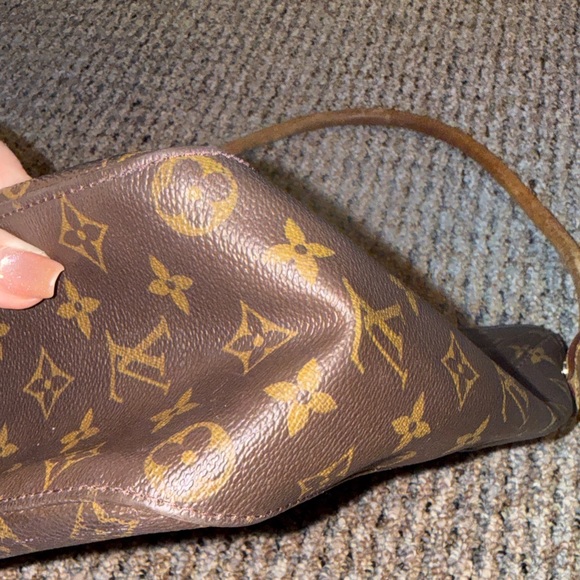 Louis Vuitton Monogram Looping - Picture 12 of 16
